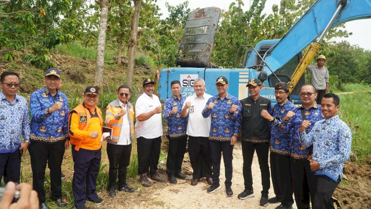 Bupati Tuban Aditya Halindra Faridzky Saat Mengujungi Lokasi Rawan Banjir Dengan Pihak PT. Semen Indonesia/RMOLJatim