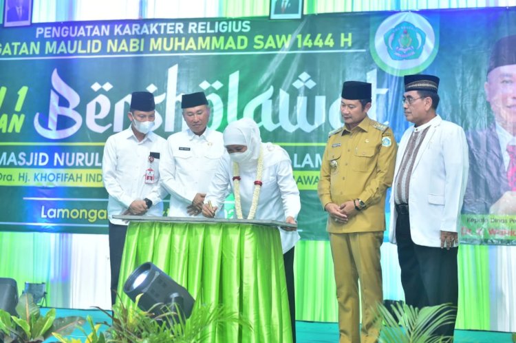 Gubenur Khofifah didampingi Bupati Lamongan/RMOLJatim