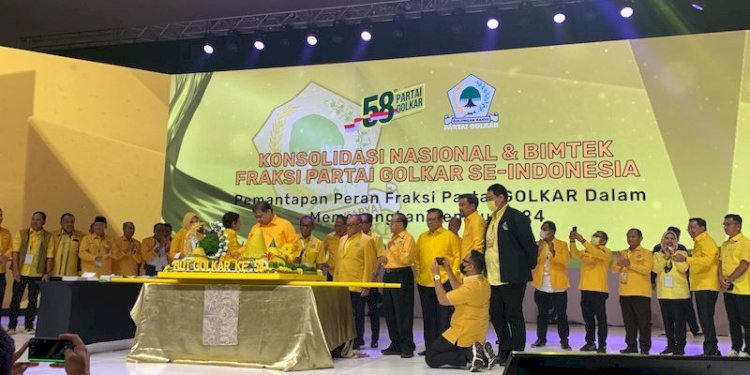  Ketua Umum Partai Golkar Airlangga Hartarto bersama pengurus Golkar dalam acara Tasyakuran Hari Ulang Tahun (HUT) ke-58 Partai Golkar di JIExpo Kemayoran, Jakarta Pusat/RMOL