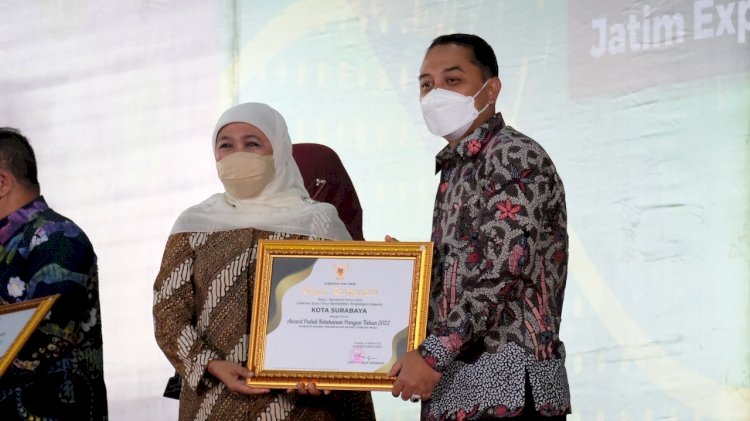Wali Kota Eri menerima penghargaan Peduli Ketahanan Pangan dalam kategori Bidang Pemanfaatan RTH pada Peringatan Hari Pangan Sedunia ke-42/ist