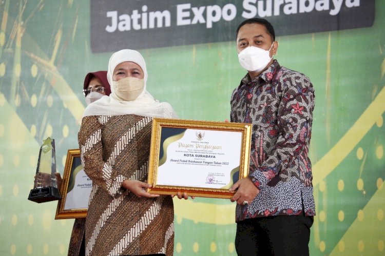 Wali Kota Surabaya Eri Cahyadi menerima penghargaan dari Gubernur Khofifah Indar Parawansa/Ist