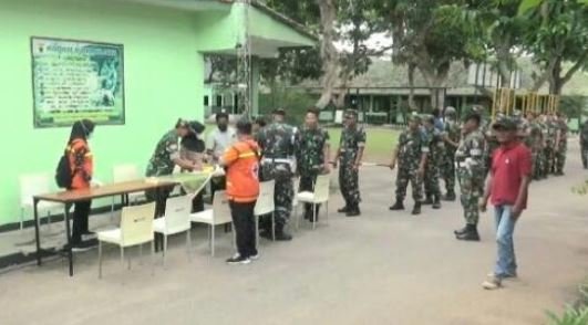 Anggota Kodim 0829/Bangkalan menjalani tes urine/Ist
