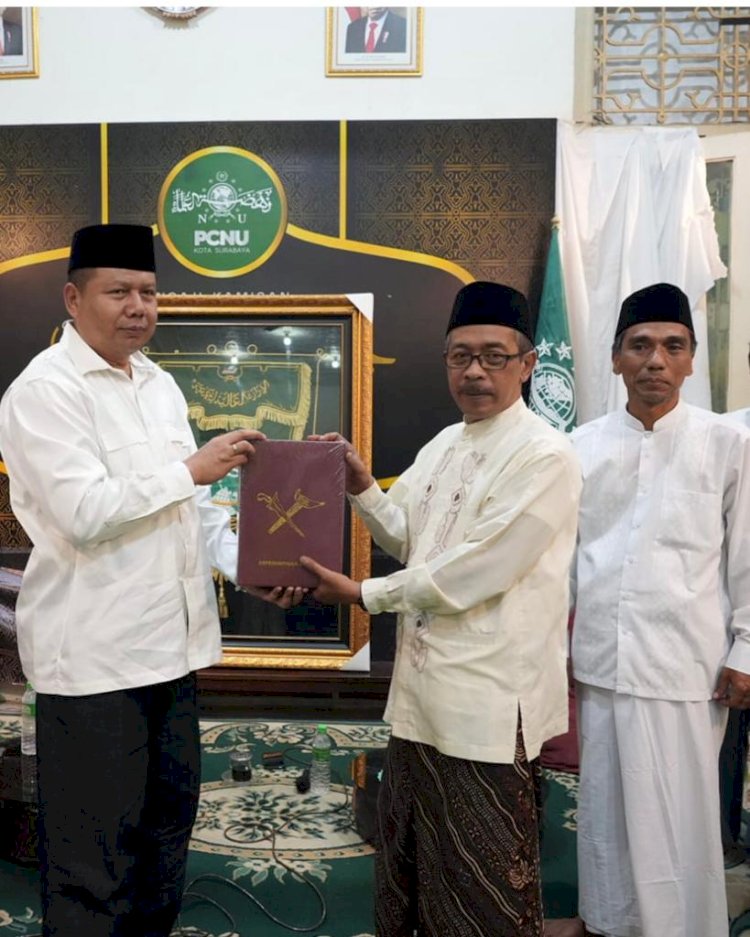 Anggota DPRD Jatim Hadi Dediansyah saat menyerahkan buku paradoks indonesia kepada pengurus PCNU Surabaya/ist