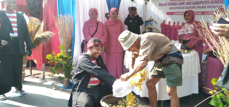 Bupati Sumenep Achmad Fauzi memborong dagangan penjual pisang di Festival kuliner dalam rangka Hari Jadi Kabupaten Sumenep ke-753/ist