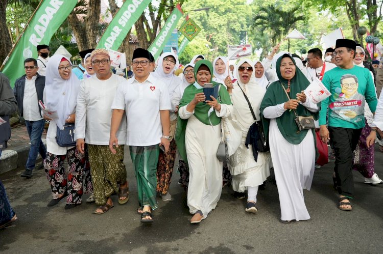 Muhamin Iskandar saat jalan sehat di Sidoarjo/ist