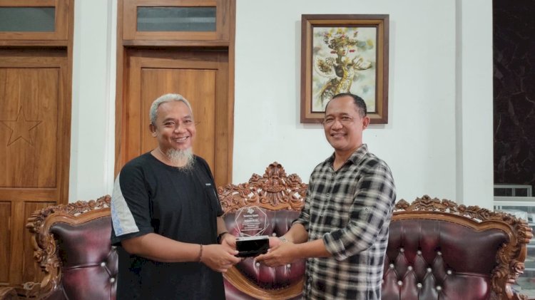 Wartawan Kantor Berita RMOLJatim Noviyanto Aji dan Ketua Komite Rakyat Pemberantas Korupsi (KRPK) Moh. Trijanto/RMOLJatim