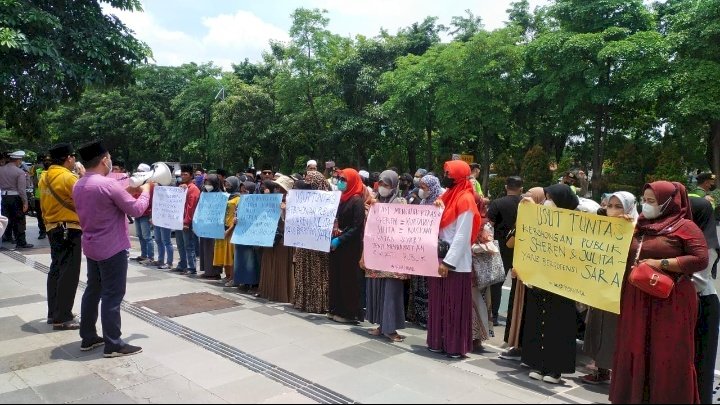 Puluhan massa dari Komite Anti Penista Agama (Kopenima) saat menggelar aksi unjukrasa di Polda Jawa Timur/RMOLJatim