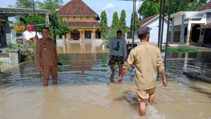 Banjir akibat luapan Kali Lamong 