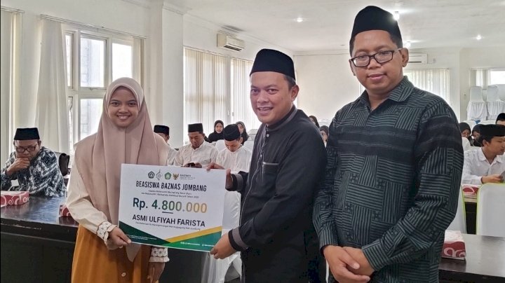 Penyerahan beasiswa oleh baznas Jombang