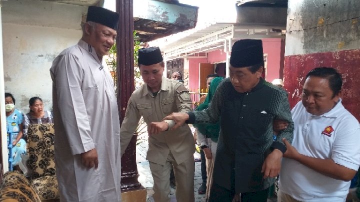 Caption: HM Buchori Bersama Moehklas sidik Dan Heri Poniman baju putih Anggota DPRD Kota Probolinggo Saat Blusukan.