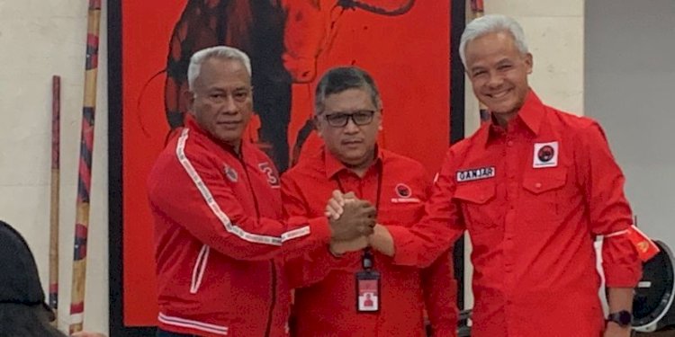 Ganjar Pranowo (paling kanan) bersama Sekjen PDIP Hasto Kristiyanto dan Ketua DPP PDIP Komarudin Watubun/RMOL