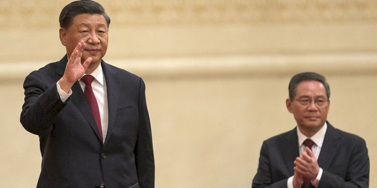 Li Qiang (kanan) mendampingi Xi Jinping/Net