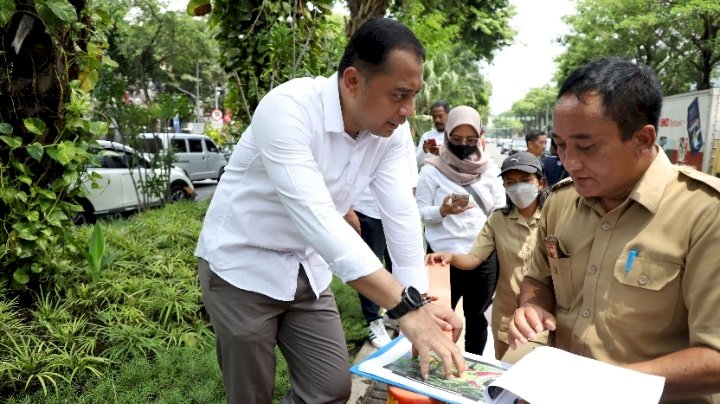 Teks foto; Wali Kota Eri didampingi Agus Hebi sidak taman pasif di kawasan Jalan Raya Darmo/RMOLJatim