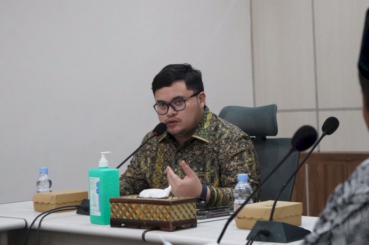 Bupati Kediri Hanindhito Himawan Pramana saat pertemuan bersama Forum Kampung Bahasa (FKB) Pare/RMOLJatim