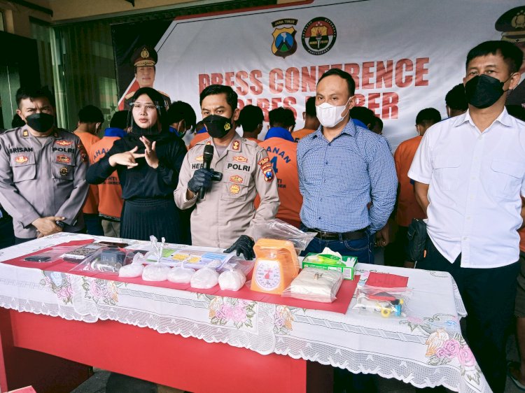 Kapolres Jember AKBP Hery Purnomo saat merilis tersangka dan barang bukti sabu-sabu seberat 1 Kilogram beberapa bulan lalu/RMOLJatim