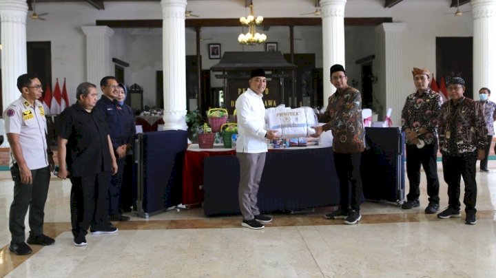 Teks foto: Wali Kota Eri menyerahkan bantuam kepada Bupati Sidoarjo Ahmad Muhdlor Ali/RMOLJatim