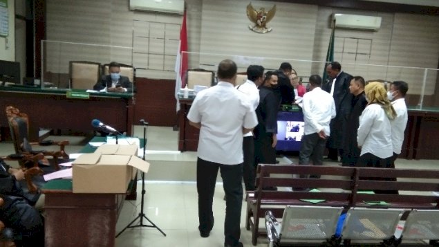 Teks foto: Saksi dari Satpol PP Surabaya saat sidang di Pengadilan Tipikor Surabaya/RMOLJatim