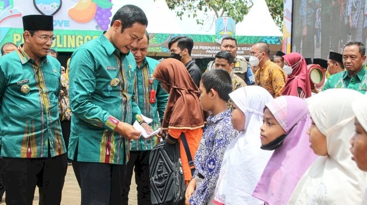 Teks Poto : Bupati Lamongan Yuhronur  Efendi Saat Membuka Hari Aksara Internasional di WBL Paciran Lamongan/ RMOLJatim