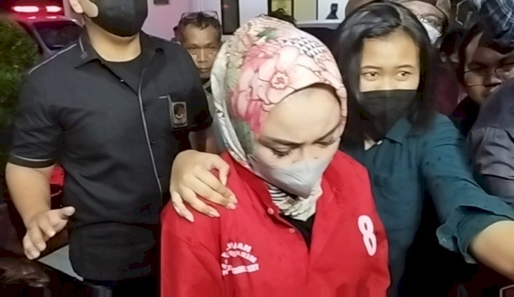 Medina Zein saat tiba di Kejari Tanjung Perak untuk menjalani pelimpahan tahap II/RMOLJatim 