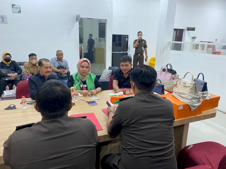 Medina Zein didampingi penasihat hukumnya saat menjalani pelimpahan tahap II di Kejari Tanjung Perak atas kasus penipuan jual beli tas Hermes/RMOLJatim