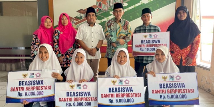 Yayasan BUMN menyerahkan beasiswa kepada santri di Pondok Pesantren Darul Ulum, Jombang/Net