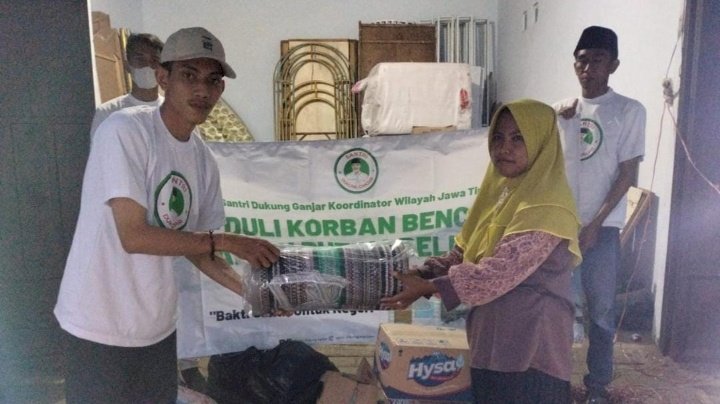 Santri pendukung Ganjar beri bantuan di Pasuruan 