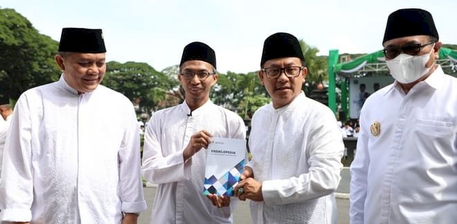Wali Kota Malang, Drs.H. Sutiaji (nomer dua dari kanan) saat di Balai Kota Malang saat Peringatan Hari Santri Nasional/Ist