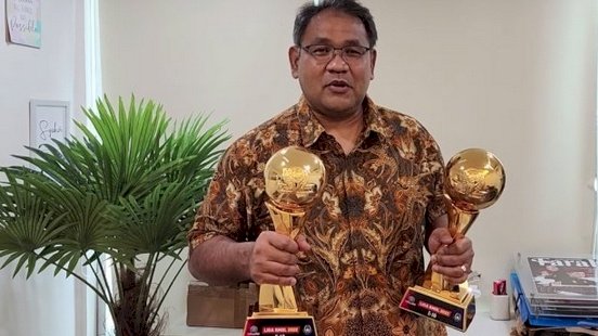 CEO RMOL Network Teguh Santosa menunjukkan trophy Liga RMOL 2022 untuk kategori U13 dan U16/Ist