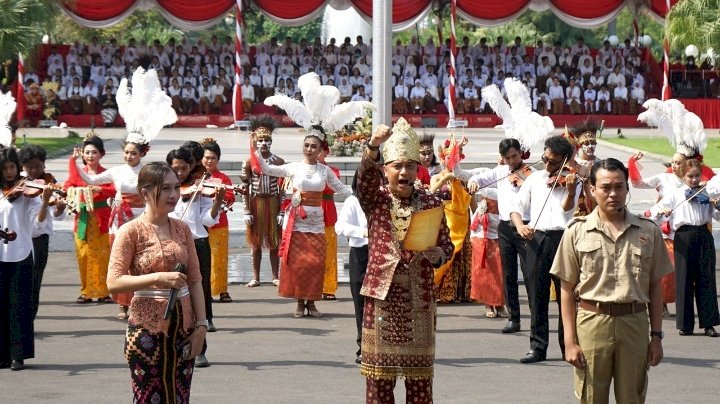 Teks foto: Upacara Hari Sumpah Pemuda, Wali Kota Eri menggunakan pakaian adat Palembang warna merah/ist