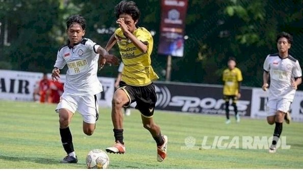 Pemain Putra Ralin FA (Kostum putih) berebut bola dengan pemain Diklat ISA pada Pertandingan LIGA RMOL 2022/RMOL