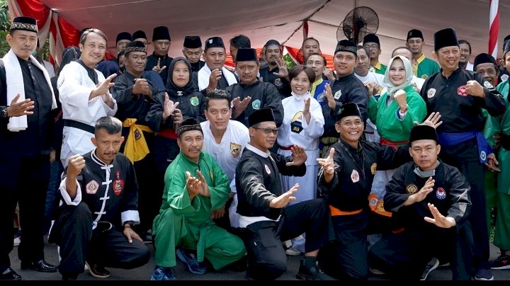 Teks foto: 38 Komunitas perguruan bela diri se - Kota Surabaya/ist