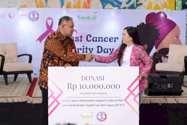 Teguh Santosa saat melakukan penyerahan donasi sebesar Rp 10 juta dari Farah.id dan Teguh Care for Cancer (TCFC) untuk CISC/Ist