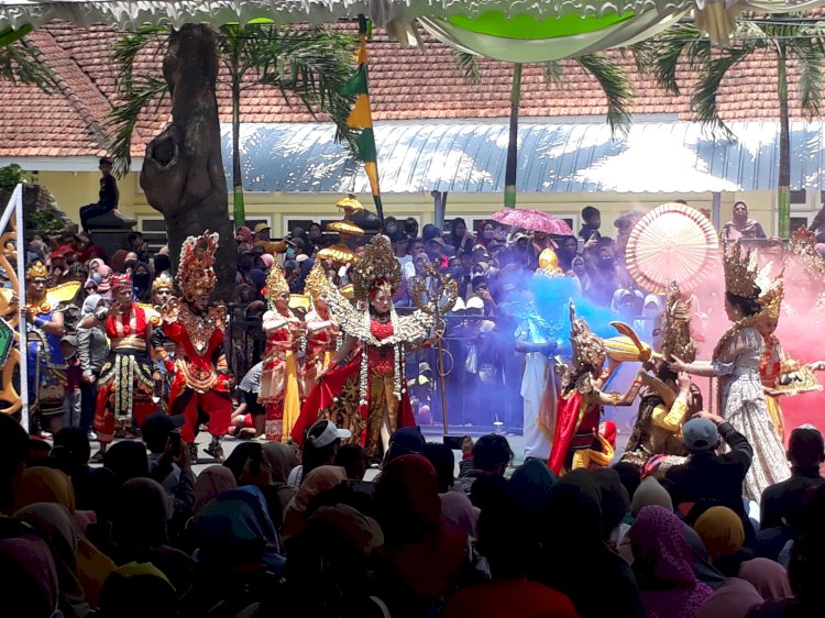 Penampilan salah satu peserta mengusung era Damarwulan di depan alun-alun Jombang/RMOLJatim