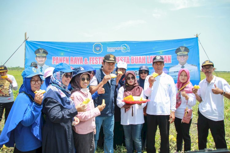 Bupati Lamongan Yurohnur Efendi saat menghadiri panen raya dan festival buah di Balaidesa Latukan/RMOLJatim