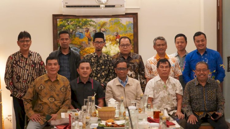 Menko Polhukam Mahfud MD bersama PA GMNI Jatim/Ist