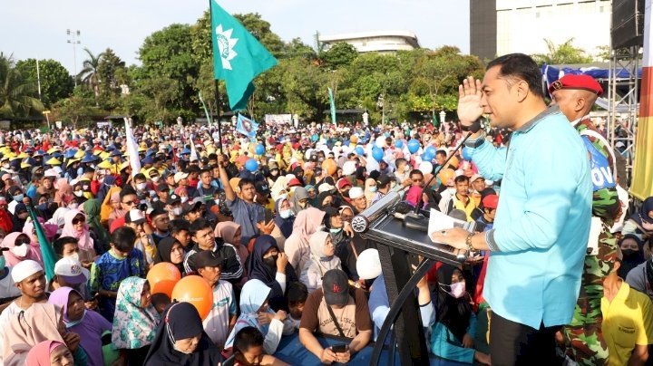 Teks foto: Wali Kota Eri membuka acara Jalan Sehat di Tugu Pahlawan Kota Surabaya/ist