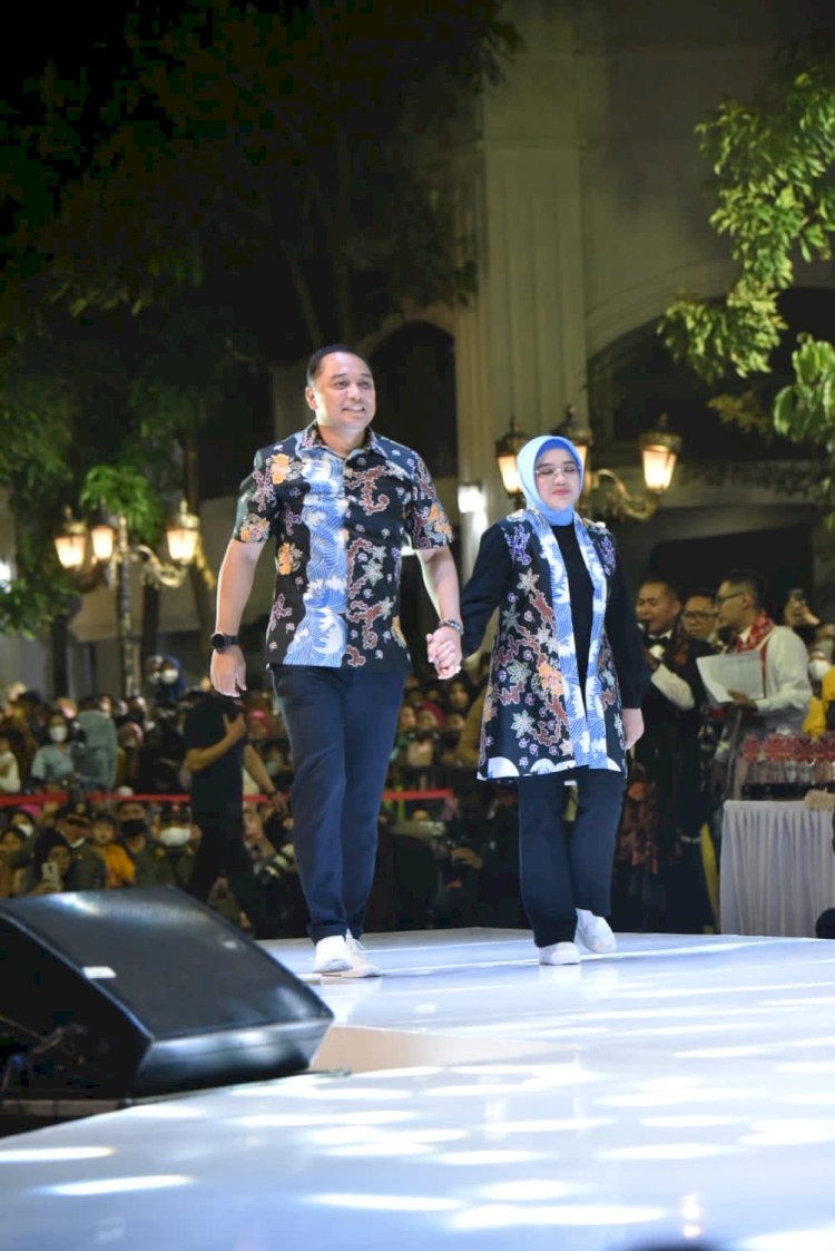 Wali Kota Eri didampingi Ketua Dekranasda mengenalkan motif batik khas Kota Surabaya di Karnaval Nang Tunjungan/RMOLJatim