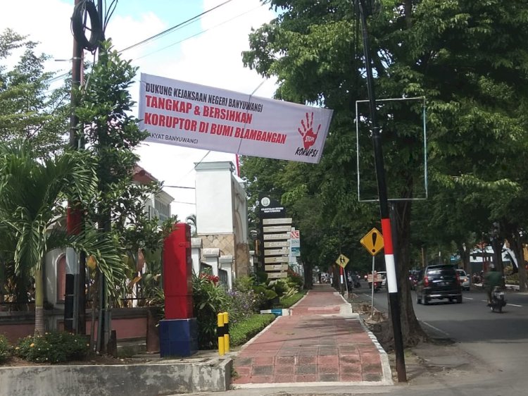 Kantor Kejari Banyuwangi mulai dibanjiri karangan bunga dan spanduk apresiasi usai penetapan tersangka korupsi yang meyeret Kepala BKPP Banyuwangi/RMOLJatim