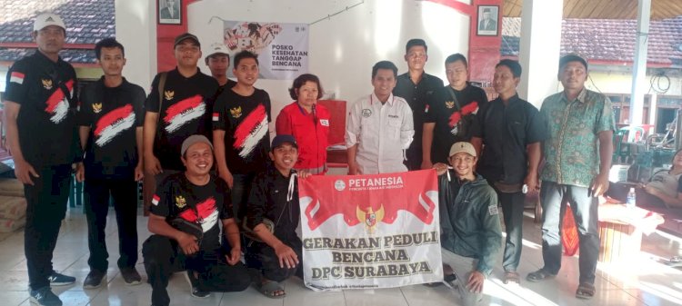 Gus IIyas bersama garda Petanesia menyerahkan bansos di desa Pujiharjo Malang/ist