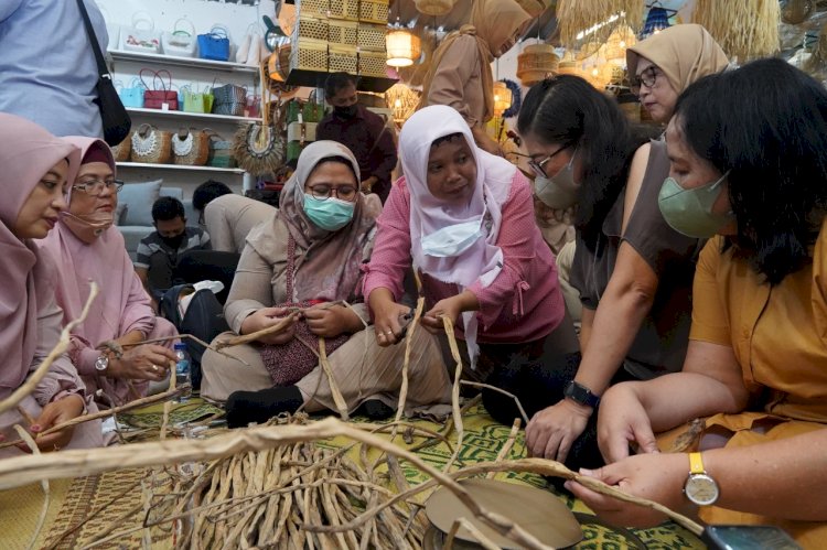 Mbak Cicha melihat produksi anyaman bamboo/Ist