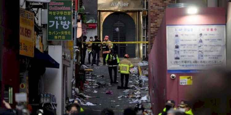 Petugas kepolisian sedang menyelediki gang sempit di Itaewon pada Sabtu 29 Oktober 2022/Net