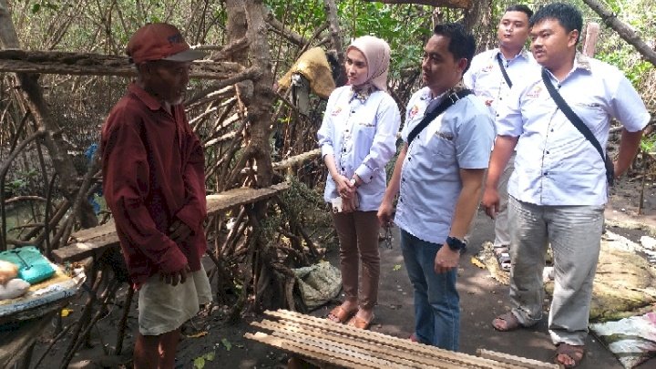 Caption 1 : Kakek Agus Bersama Tim Tidar Saat Di Tengah Hutan Mangrove