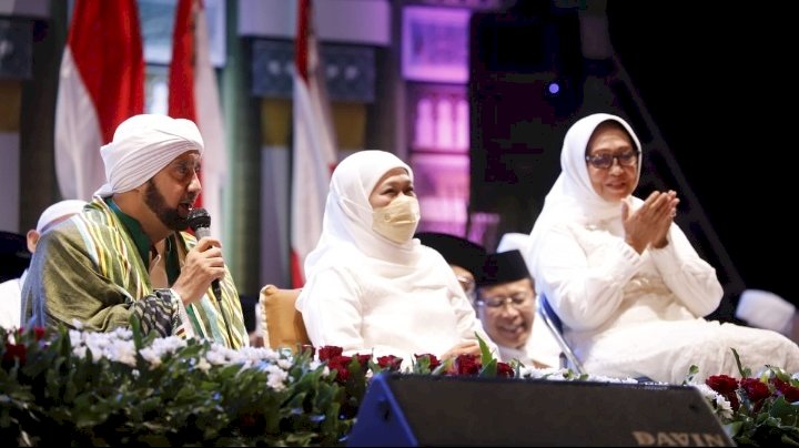 Poto - Gubernur khofifah, Bupati Jombang, Habib Syeh bersholawat di Stadion Merdeka Jombang/ist