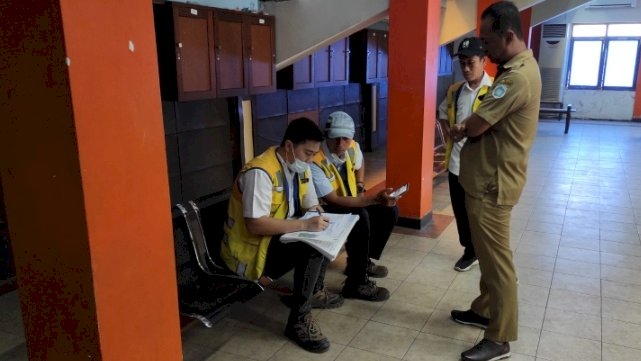 Teks Poto: Pengecekan kondisi Stadion Surajaya Lamongan/ RMOLJatim