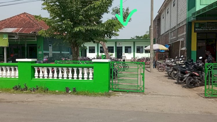 Bangunan kantor dan perpustakaan Yayasan MI Roudlotul Islamiyah (tanda panah) yang diduga didirikan di atas lahan Ahli waris Abdul Manan P Cholis/RMOLJatim