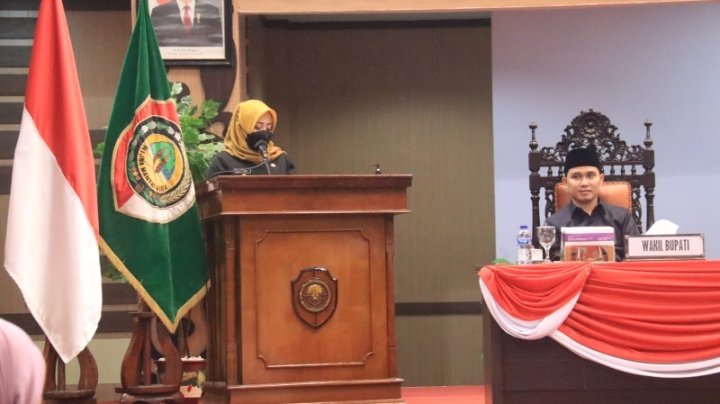 Bupati Mojokerto Ikfina Fahmawati saat menyampaikan jawaban atas Pandum fraksi-fraksi terhadap Raperda APBD 2023   /ist