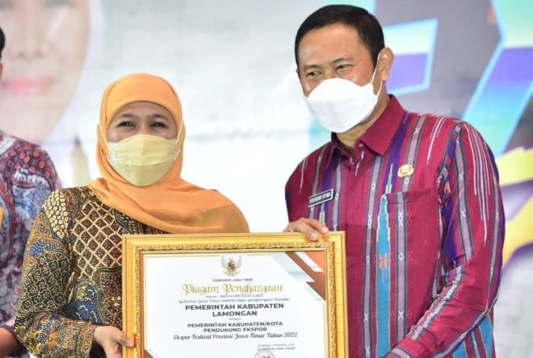 Bupati Lamongan Yuhronur Efendi saat menerima penghargaan dari Gubernur Jawa Timur Khofifah Indar Parawansa/Ist