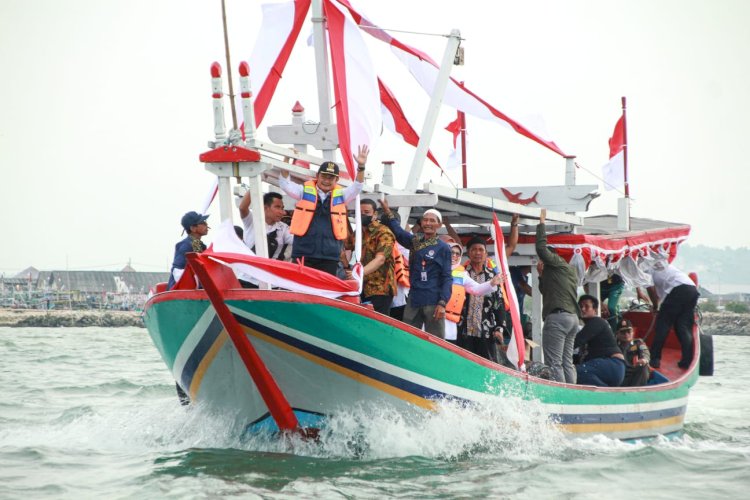 Bupati Lamongan Yuhronur Efendi saat menghadiri tradisi petik laut/RMOLJatim