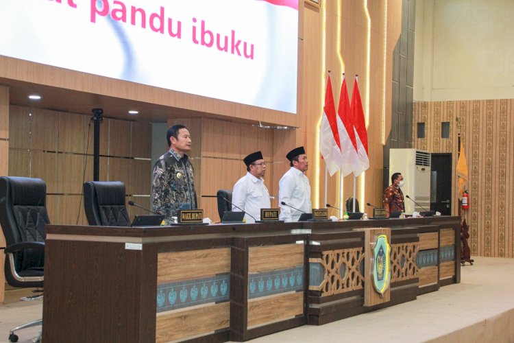 Bupati Lamongan Yurohnur Efendi (kiri) saat menghadiri rapat paripurna pandangan umum fraksi di Gedung DPRD Lamongan/RMOLJatim