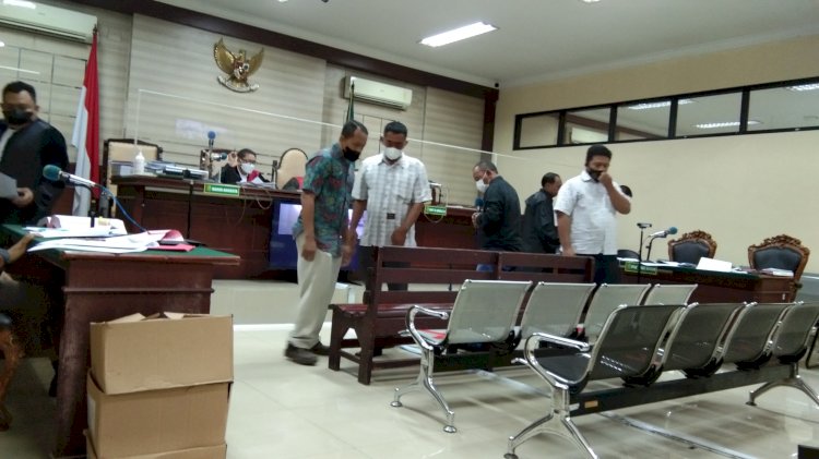 Empat makelar usai menjadi saksi kasus penjualan barang sitaan Satpol PP Surabaya/RMOLJatim